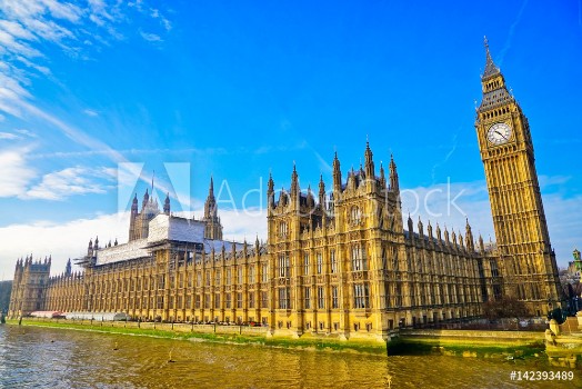 Bild på View of the Houses of Parliament with sunny sky in the background